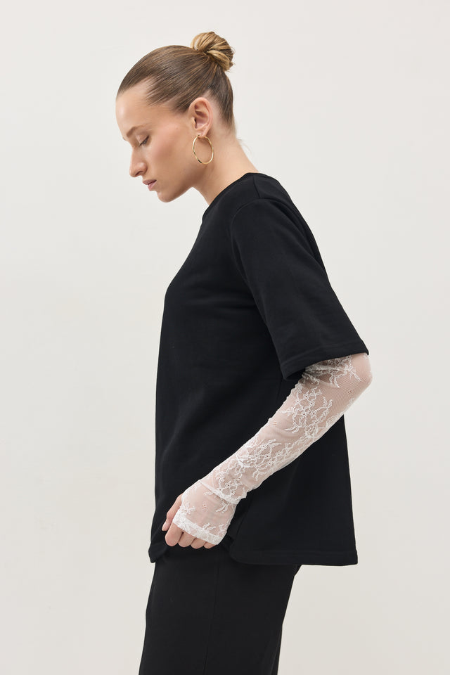 חולצת באטר שרוולי תחרה מתחלפים שחור-לבן