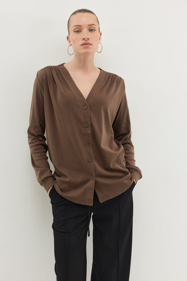 חולצת דילן מכופתרת מפתח וי כיווצים ריב קפה