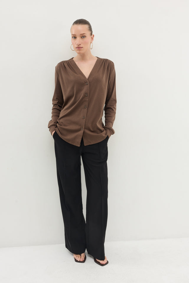 חולצת דילן מכופתרת מפתח וי כיווצים ריב קפה