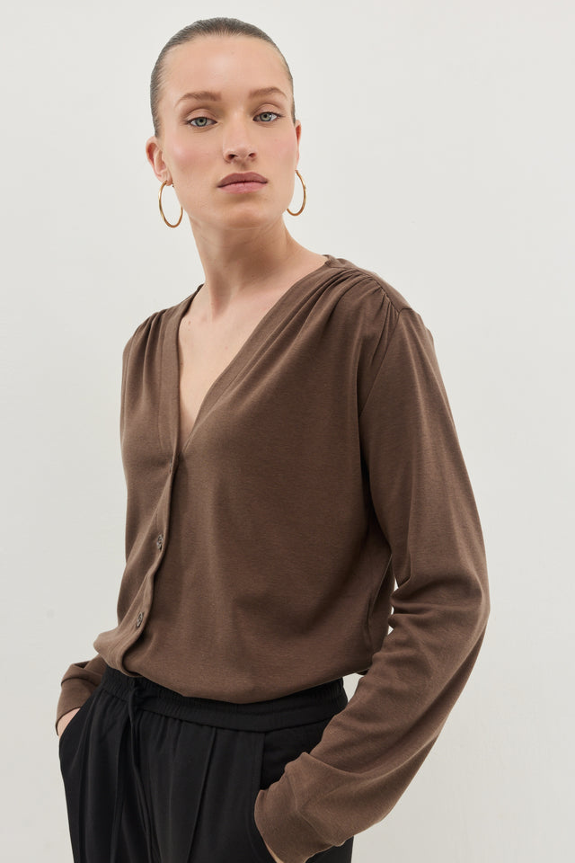 חולצת דילן מכופתרת מפתח וי כיווצים ריב קפה