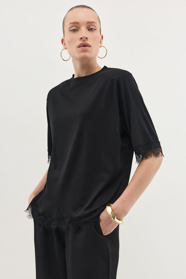 חולצת ספיריט ריב תחרה כריות נשלפות שחורה