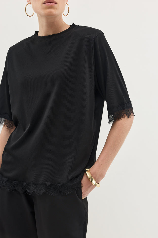 חולצת ספיריט ריב תחרה כריות נשלפות שחורה