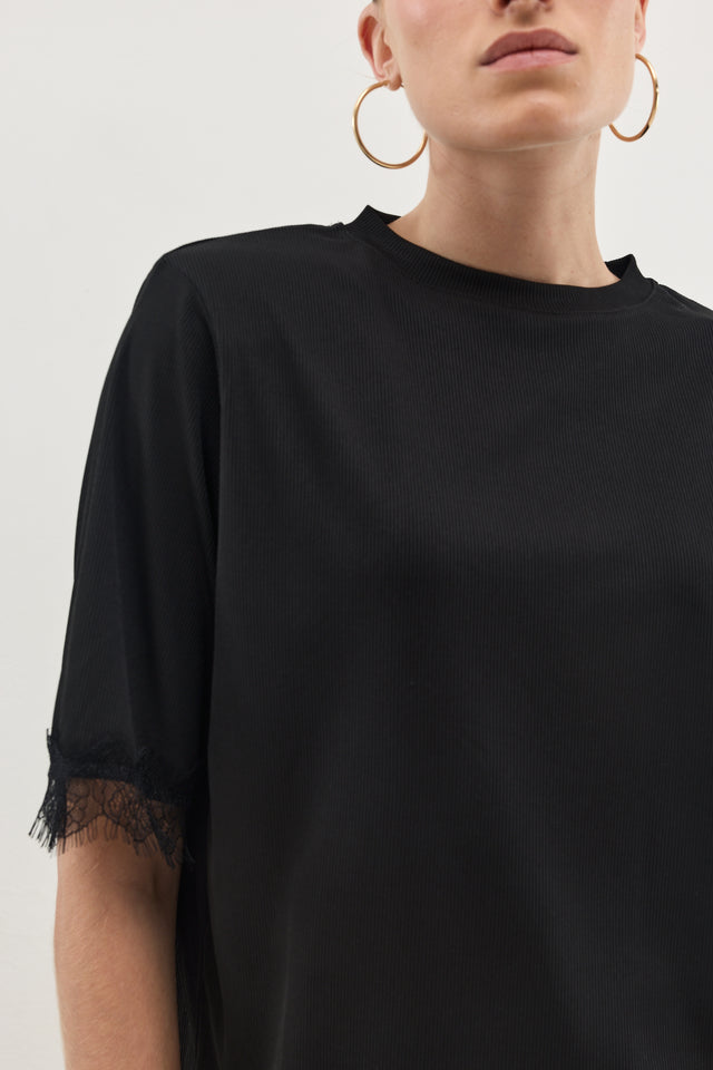 חולצת ספיריט ריב תחרה כריות נשלפות שחורה