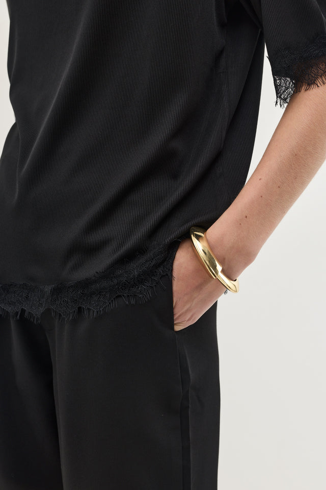 חולצת ספיריט ריב תחרה כריות נשלפות שחורה