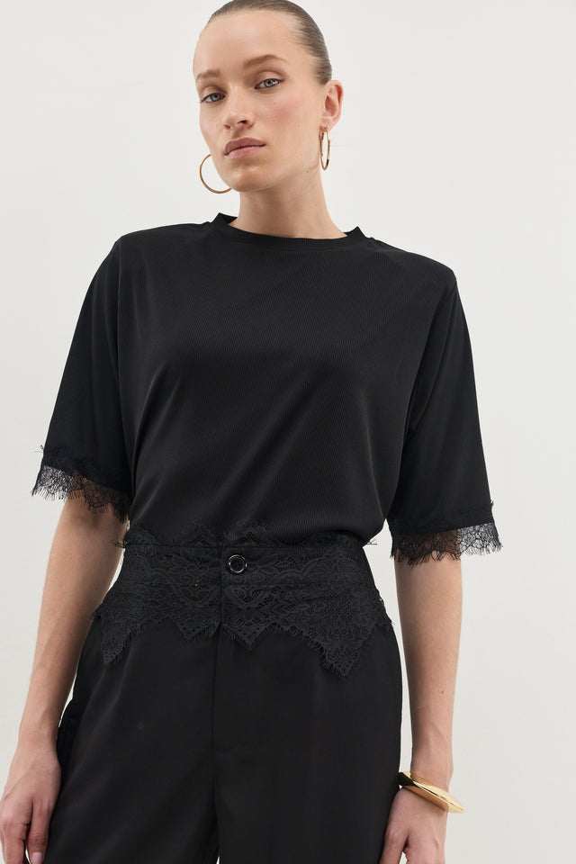 חולצת ספיריט ריב תחרה כריות נשלפות שחורה