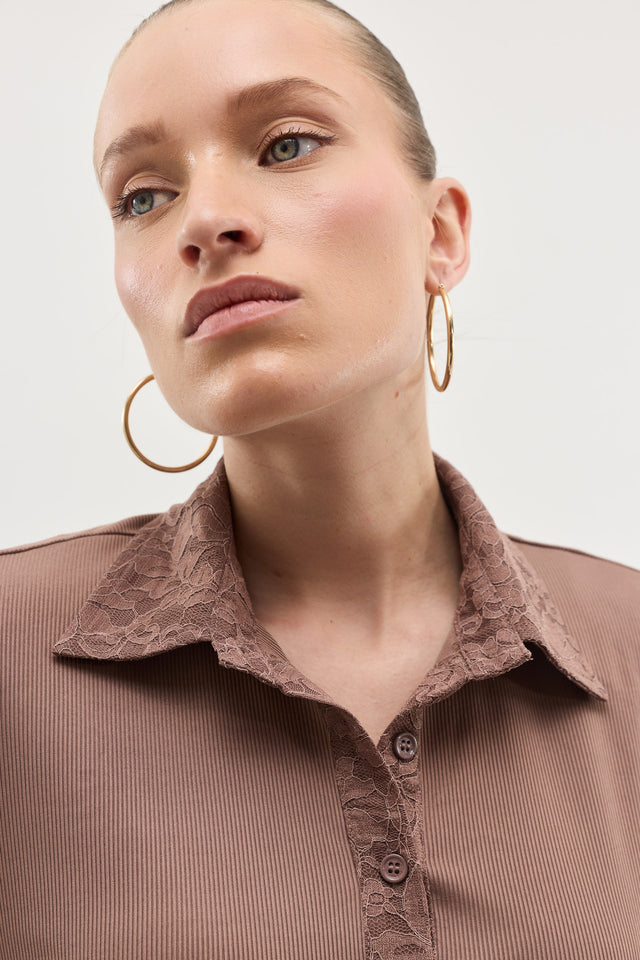 חולצת ספיריט וונט ריב צווארון תחרה טראפל