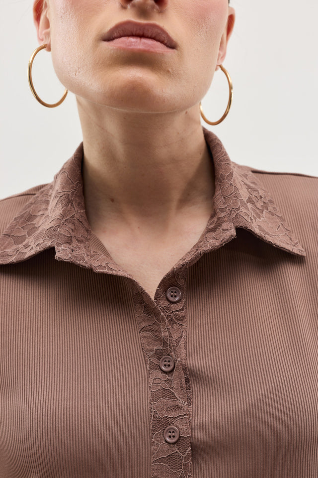 חולצת ספיריט וונט ריב צווארון תחרה טראפל