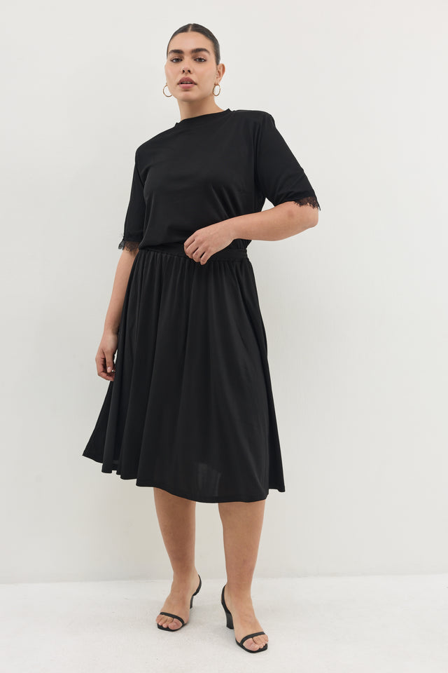 חולצת ספיריט ריב תחרה כריות נשלפות שחורה