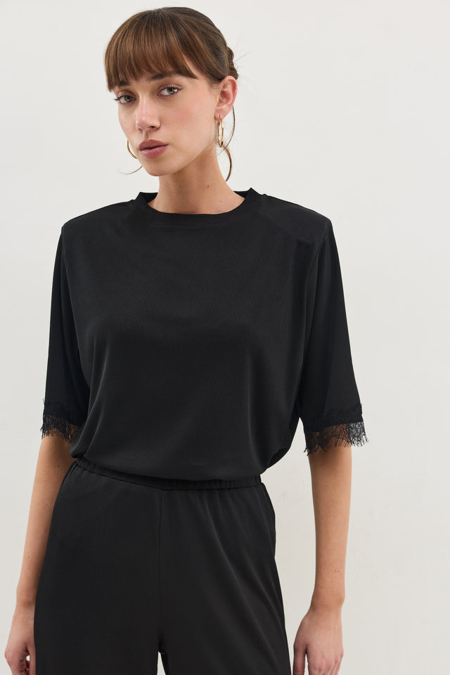 חולצת ספיריט ריב תחרה כריות נשלפות שחורה