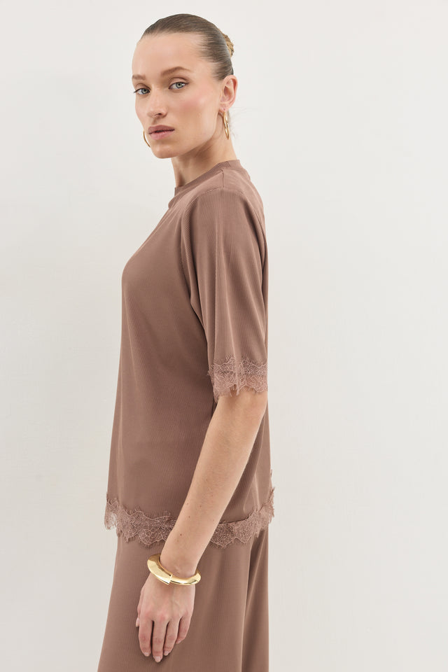 חולצת ספיריט ריב תחרה כריות נשלפות טראפל