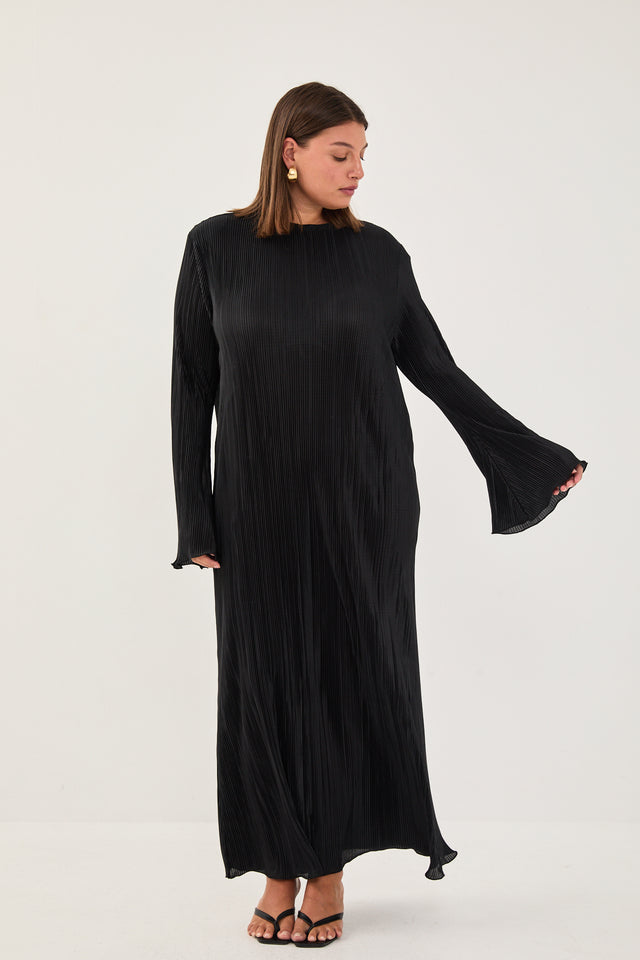 שמלת פליסה שחורה ארוכה עם שרוולי פעמון