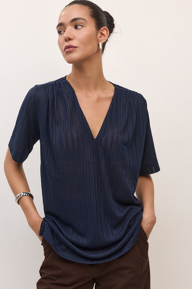 חולצה מפתח וי כיווצים קצרה נייבי