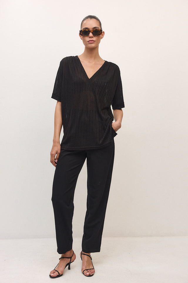 חולצה מפתח וי כיווצים קצרה שחורה