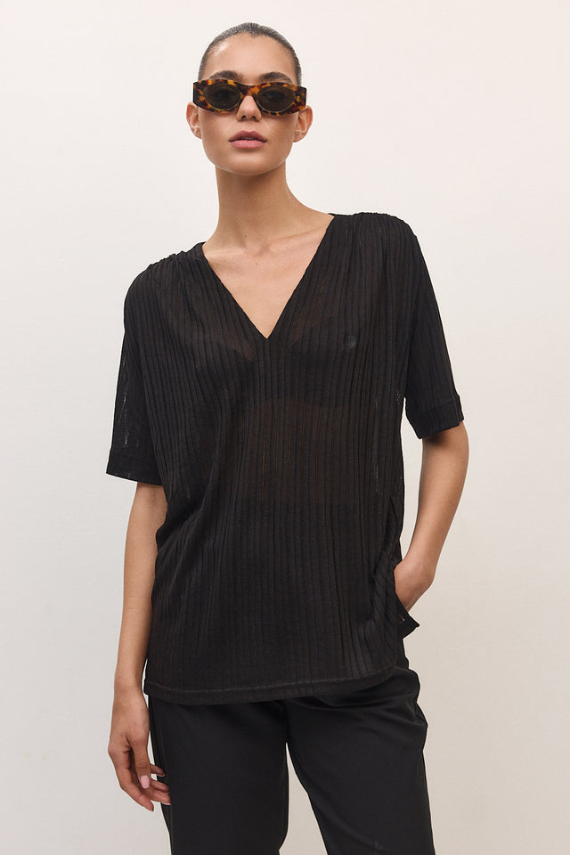 חולצה מפתח וי כיווצים קצרה שחורה