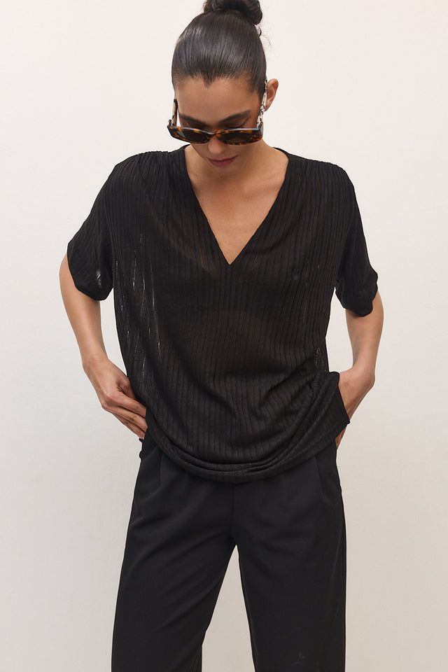 חולצה מפתח וי כיווצים קצרה שחורה