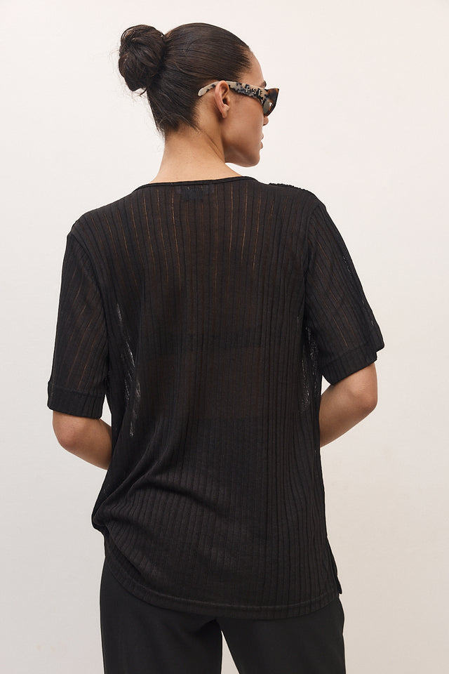 חולצה מפתח וי כיווצים קצרה שחורה