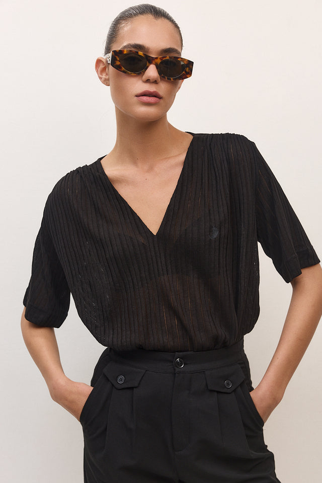 חולצה מפתח וי כיווצים קצרה שחורה