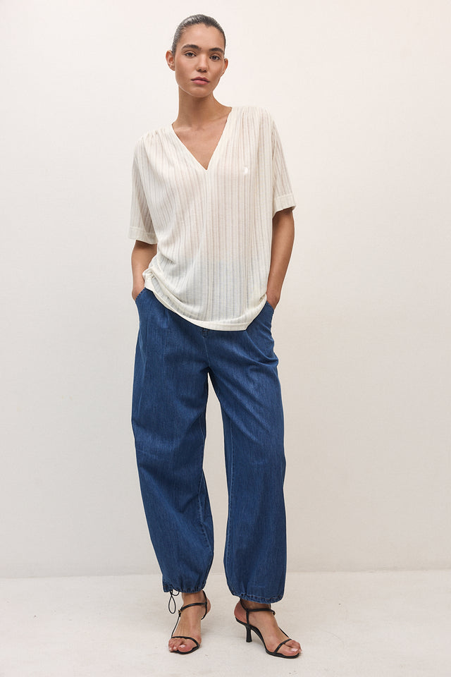 חולצה מפתח וי כיווצים קצרה קרם