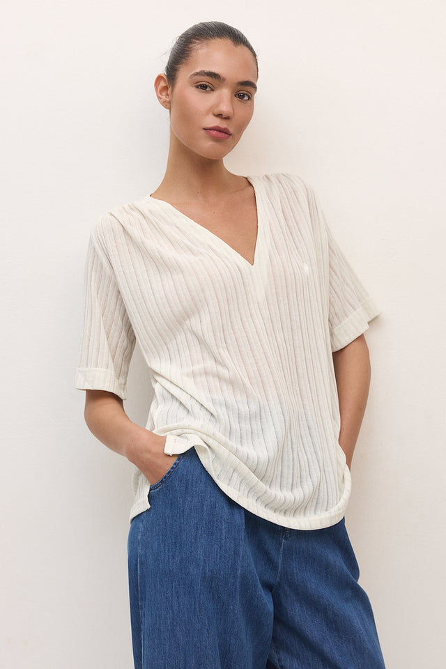 חולצה מפתח וי כיווצים קצרה קרם