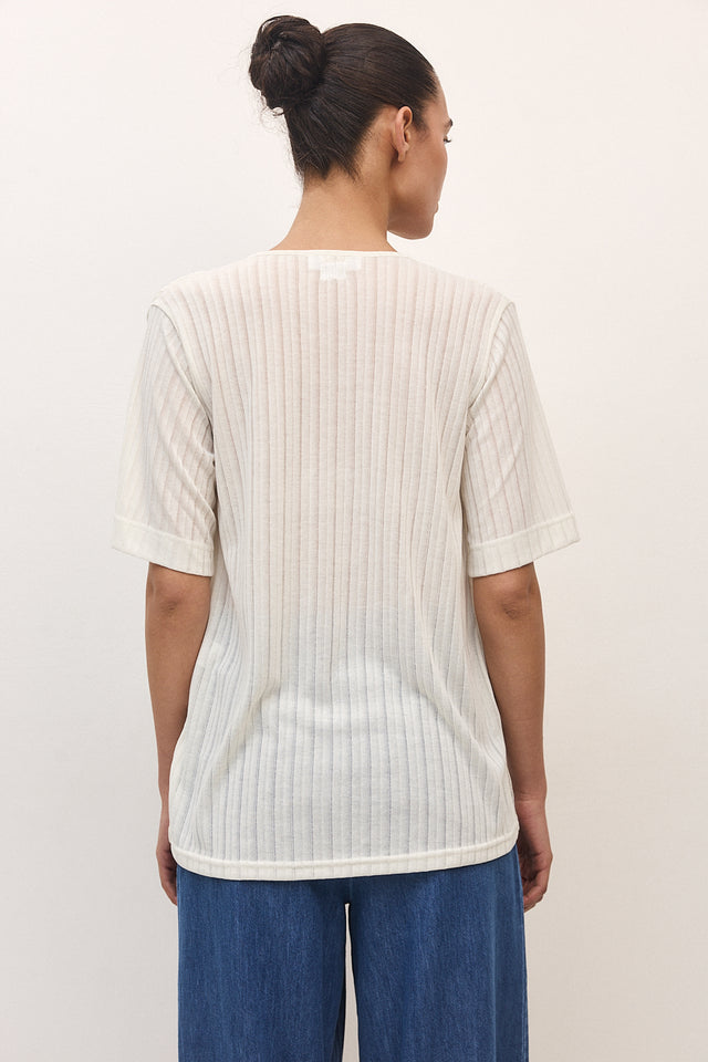 חולצה מפתח וי כיווצים קצרה קרם