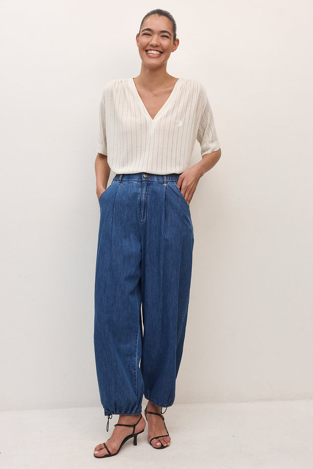 חולצה מפתח וי כיווצים קצרה קרם