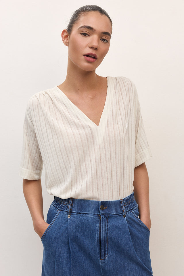 חולצה מפתח וי כיווצים קצרה קרם