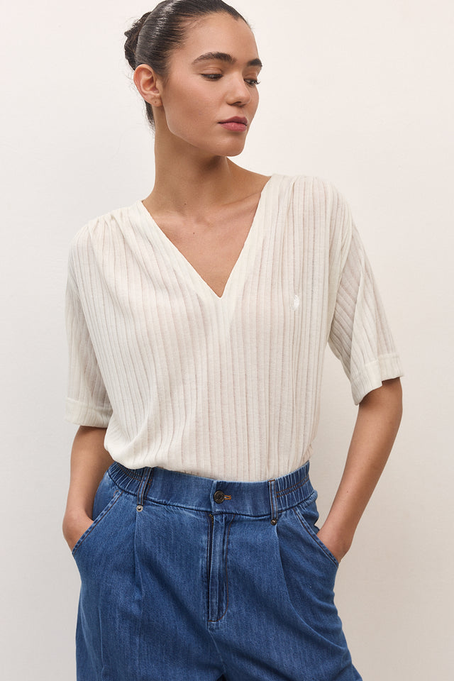 חולצה מפתח וי כיווצים קצרה קרם