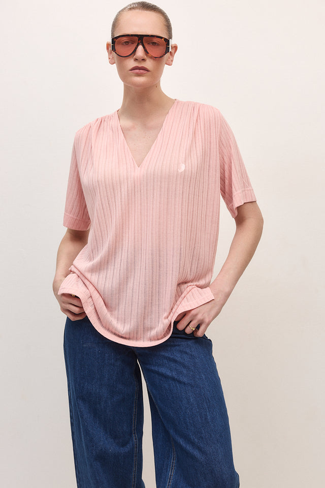 חולצה מפתח וי כיווצים קצרה ורוד בלאש