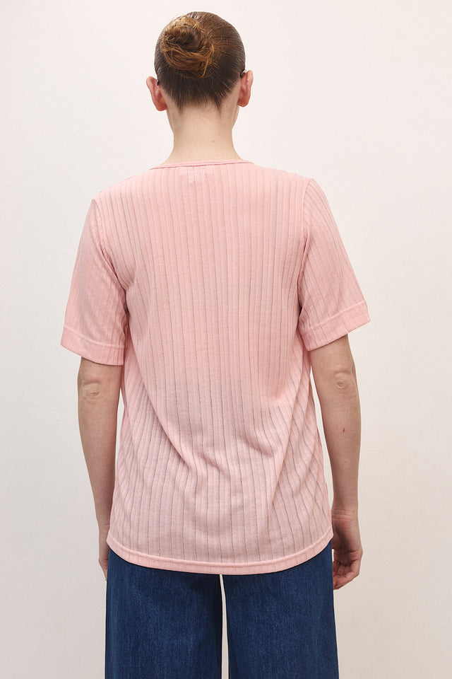 חולצה מפתח וי כיווצים קצרה ורוד בלאש