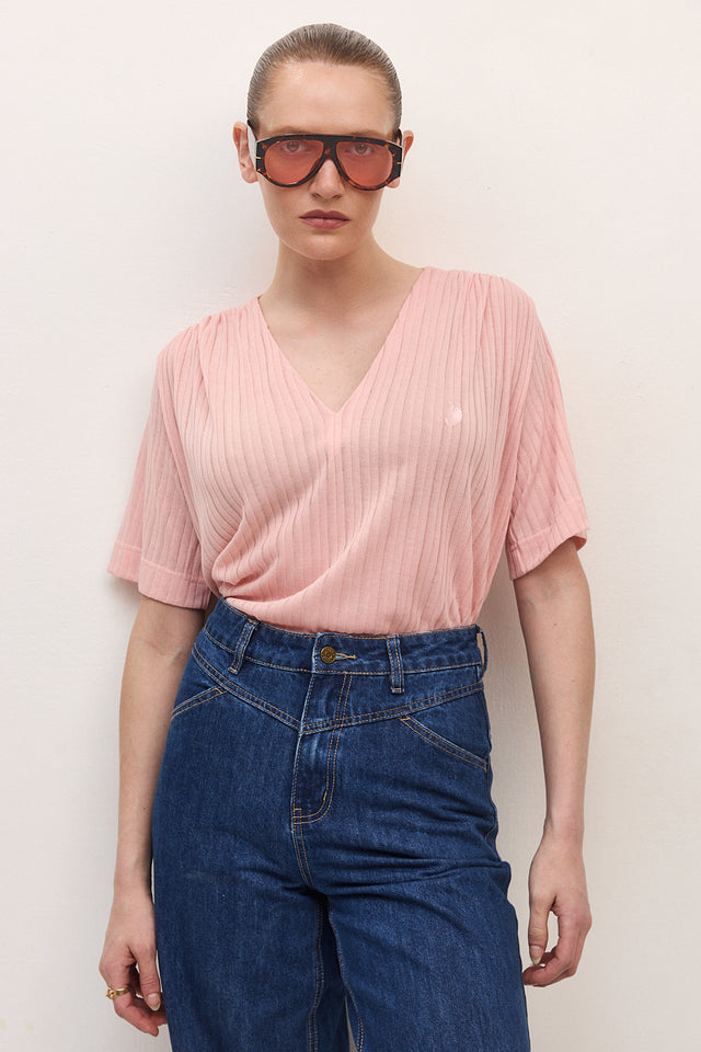 חולצה מפתח וי כיווצים קצרה ורוד בלאש