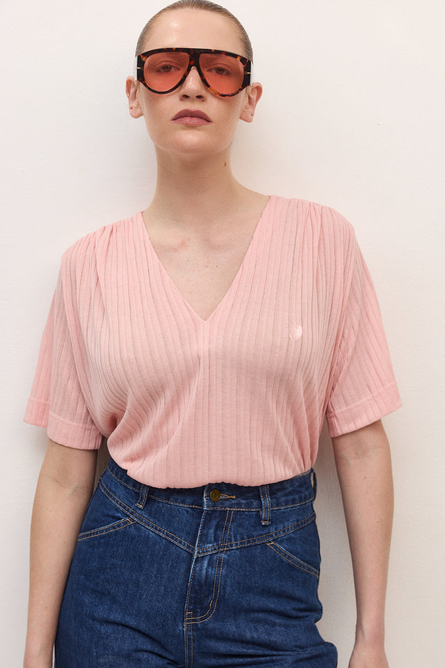 חולצה מפתח וי כיווצים קצרה ורוד בלאש