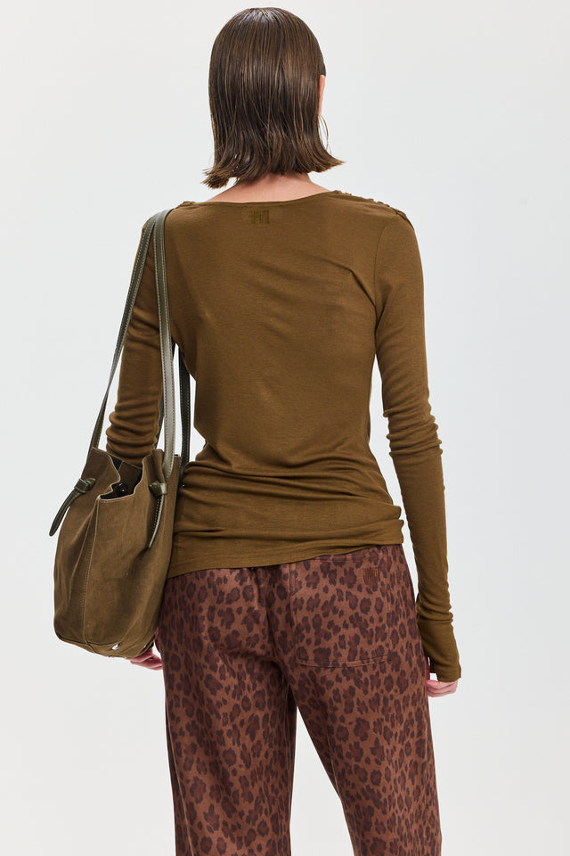 חולצת ריזוטו מפתח וי כיווצים בכתפיים שרוולים ארוכים זית