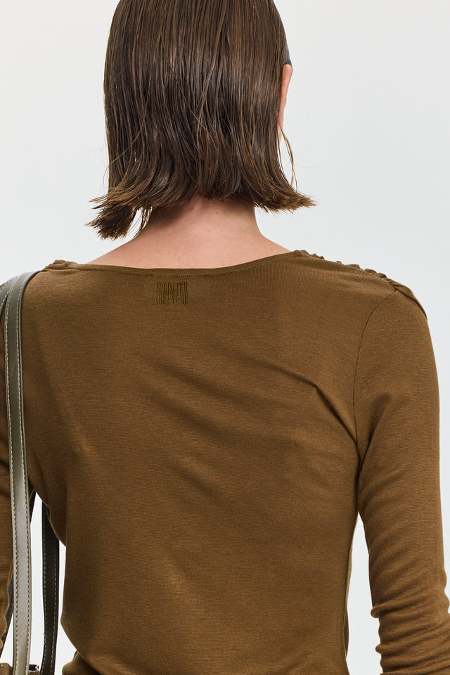 חולצת ריזוטו מפתח וי כיווצים בכתפיים שרוולים ארוכים זית