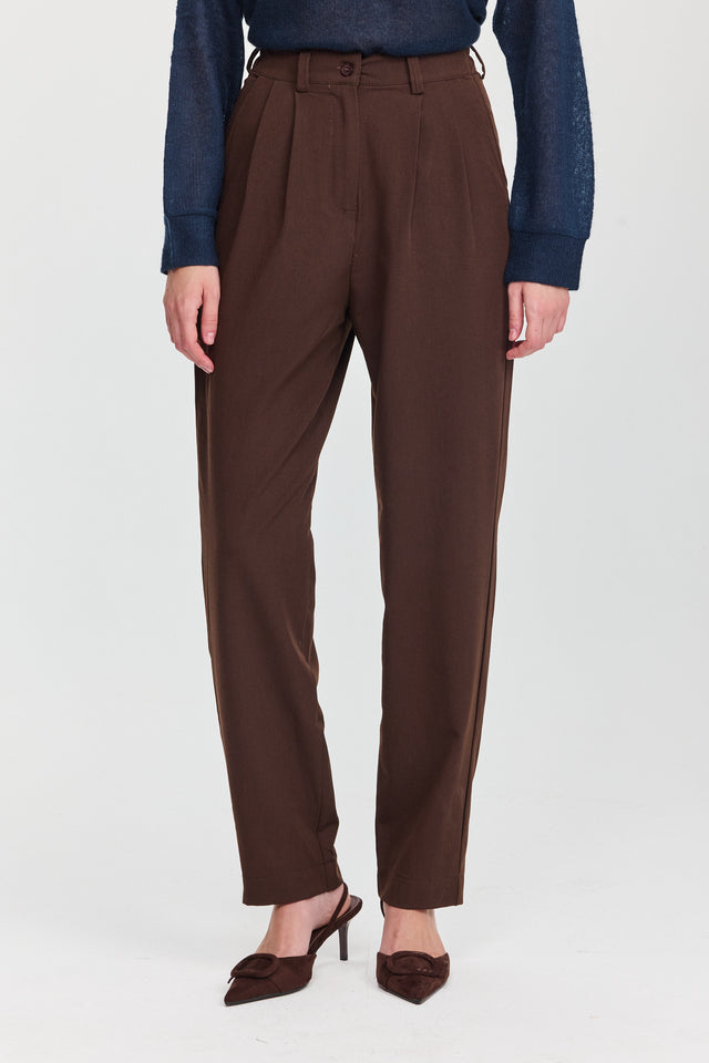 מכנסיים מחוייטים סינמון גומי במתניים חומים