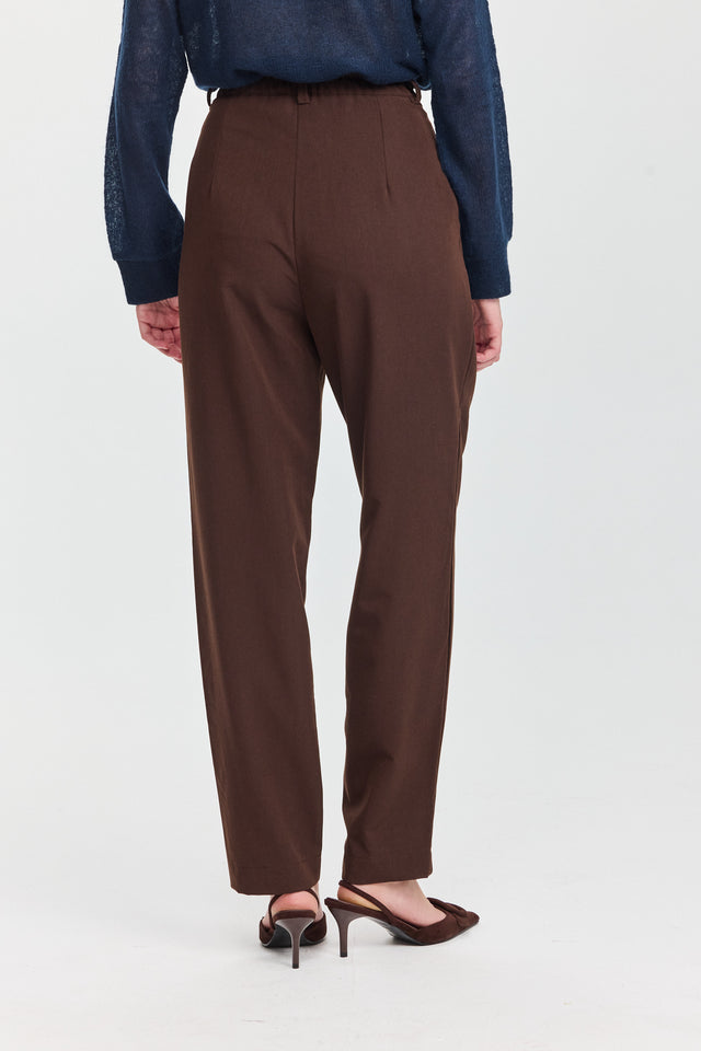 מכנסיים מחוייטים סינמון גומי במתניים חומים