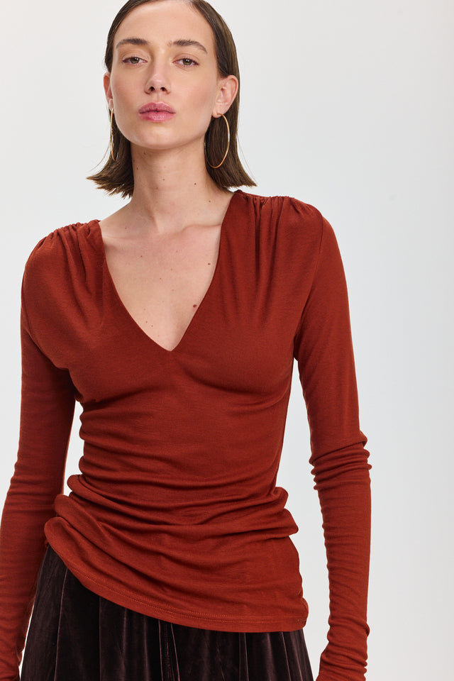 חולצת ריזוטו מפתח וי כיווצים בכתפיים שרוולים ארוכים חמרה