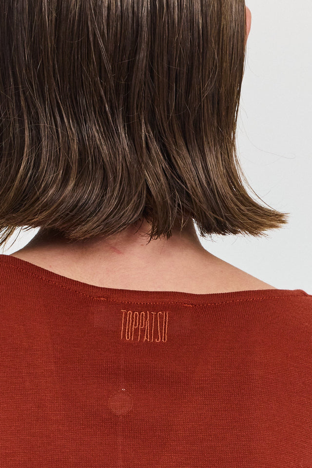 חולצת ריזוטו מפתח וי כיווצים בכתפיים שרוולים ארוכים חמרה