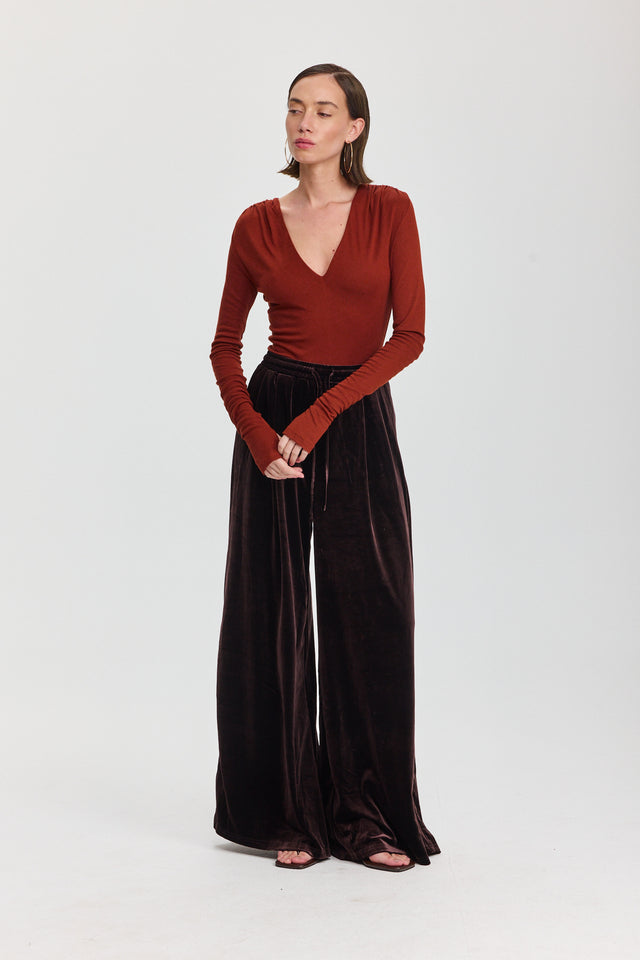 חולצת ריזוטו מפתח וי כיווצים בכתפיים שרוולים ארוכים חמרה