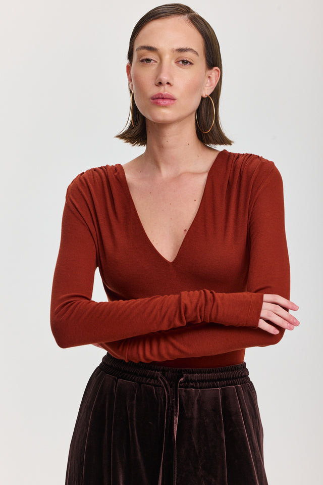 חולצת ריזוטו מפתח וי כיווצים בכתפיים שרוולים ארוכים חמרה