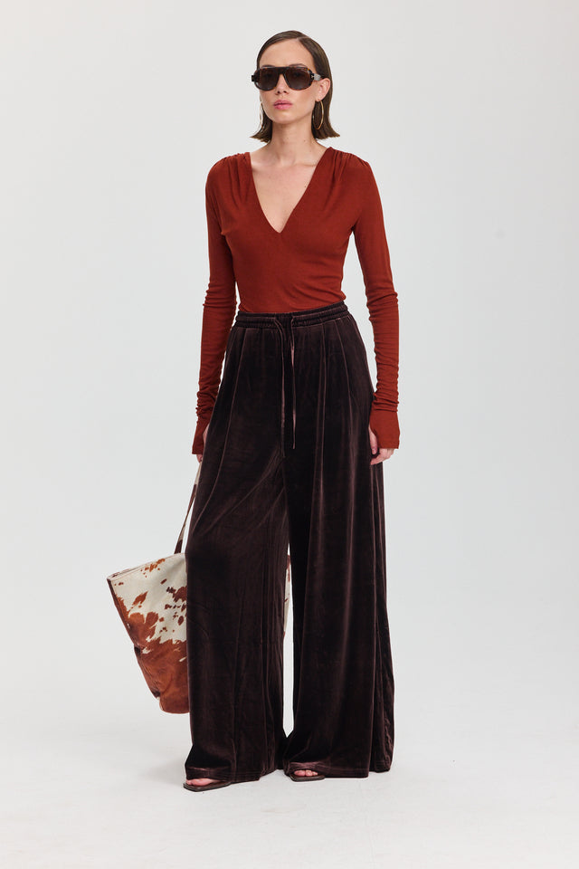 מכנסי ספיריט מתרחבים קטיפה דיטייל מחוייט חום שוקולד