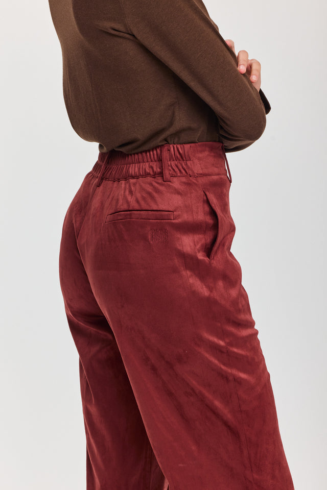 מכנסיים מחויטים קפה זמש בורגנדי