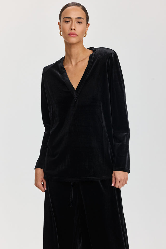 חולצת פנקייק קטיפה כריות נשלפות מפתח וי ארוכה שחורה