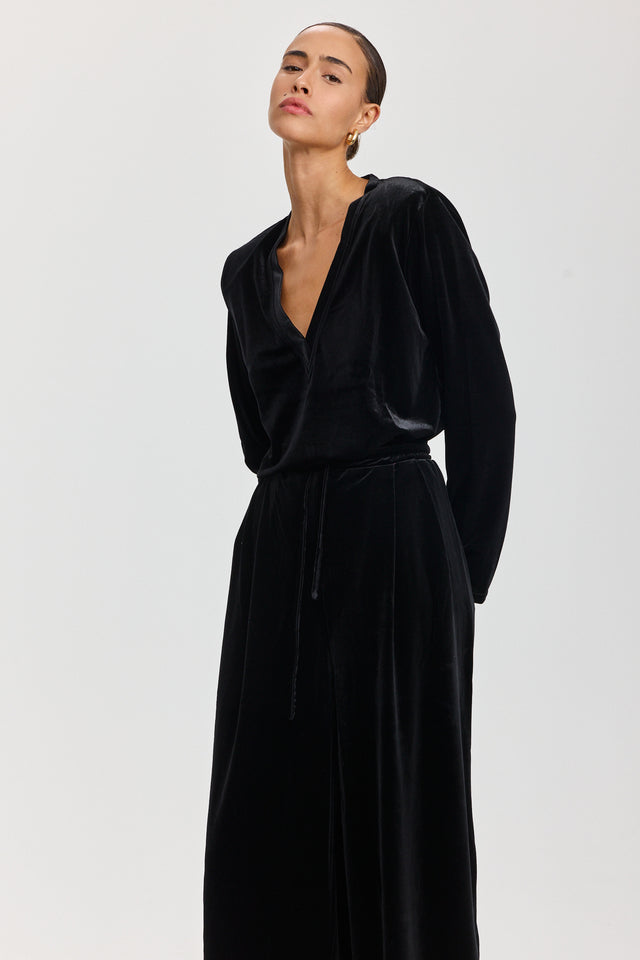 חולצת פנקייק קטיפה כריות נשלפות מפתח וי ארוכה שחורה