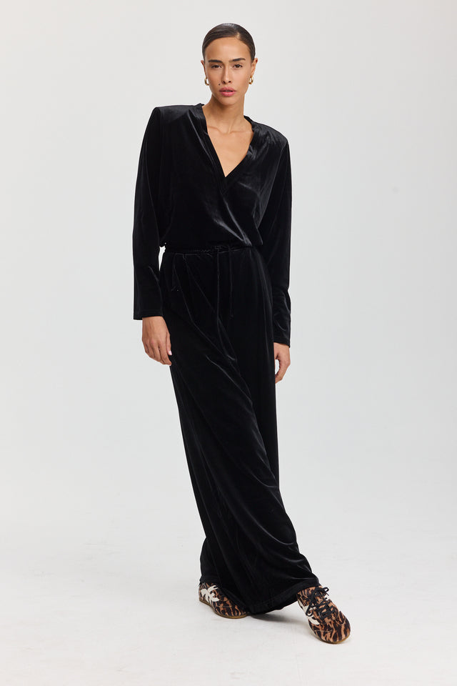 מכנסי ספיריט מתרחבים קטיפה דיטייל מחוייט שחור