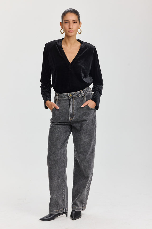 חולצת פנקייק קטיפה כריות נשלפות מפתח וי ארוכה שחורה