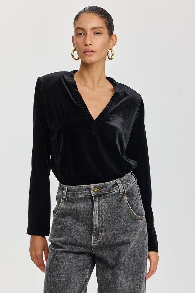 חולצת פנקייק קטיפה כריות נשלפות מפתח וי ארוכה שחורה