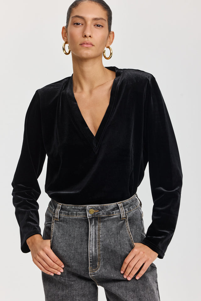 חולצת פנקייק קטיפה כריות נשלפות מפתח וי ארוכה שחורה