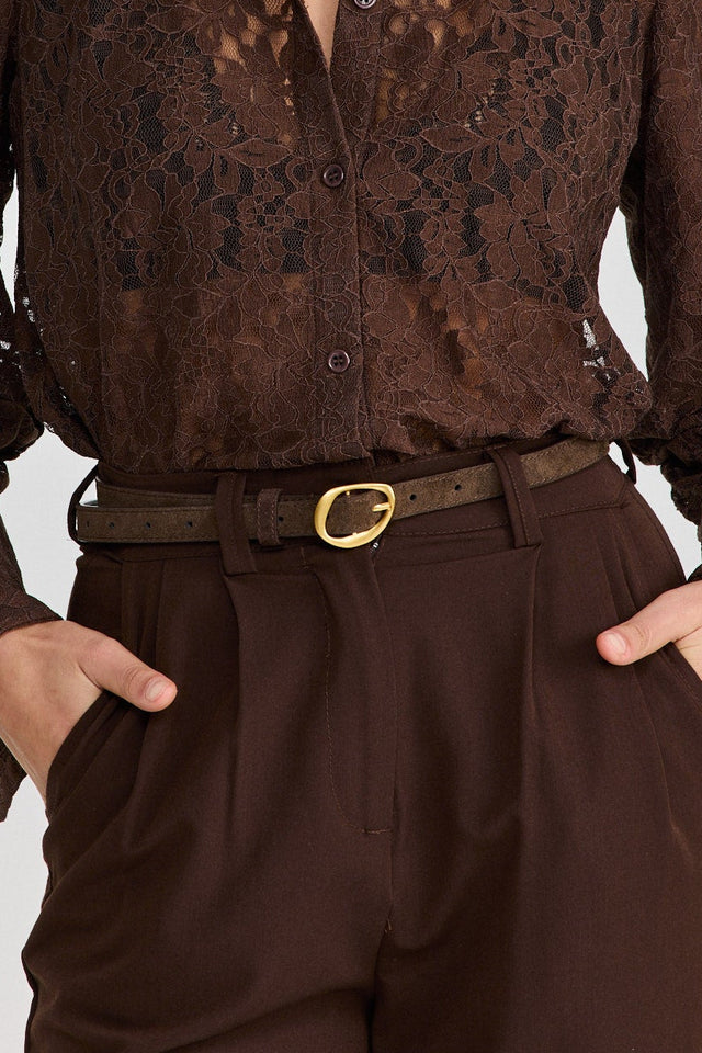 חגורה זמש דקה חום כהה עם אבזם זהב