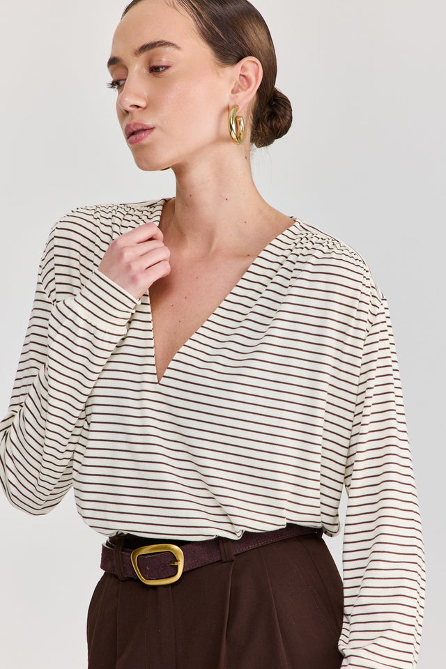 חולצת וי כיווצים שרוולים ארוכים פסים לבן חום