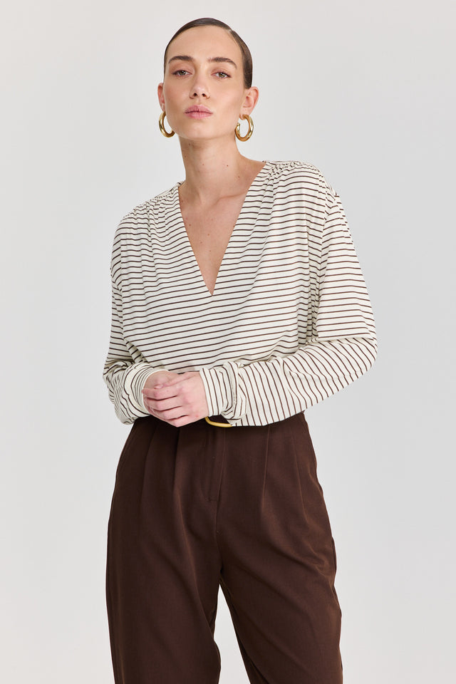 חולצת וי כיווצים שרוולים ארוכים פסים לבן חום